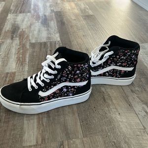 Adorable Van’s!! 🌸